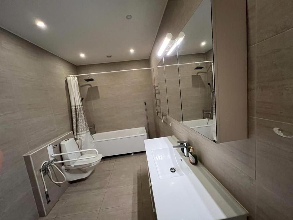 Beautiful Terraced House With Private Parking Villa Sandviken Exterior foto